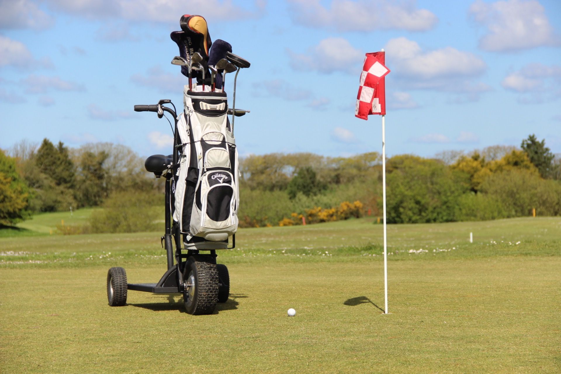 trottinette électrique Golf Happy Scoot Trottinette électrique pour parcours de golf. Conception française, confortable et stable, avec support pour équipement de golf