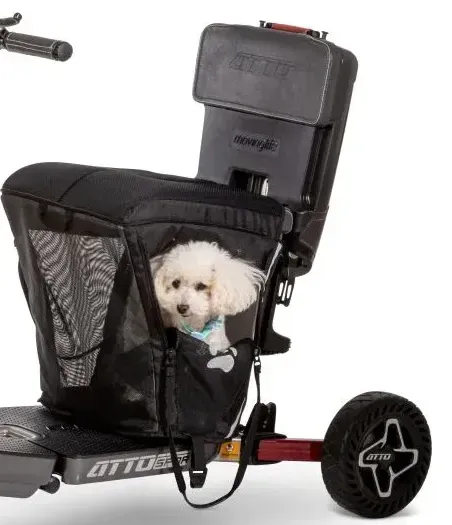 Transportez votre compagnon à quatre pattes avec style et confort lors de vos aventures en scooter ATTO sport. Accessoires pratiques inclus.