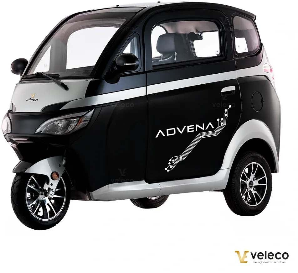 Véhicule électrique Velco Advena noir et argent à trois roues, conçu pour la mobilité urbaine, avec un design compact et moderne.