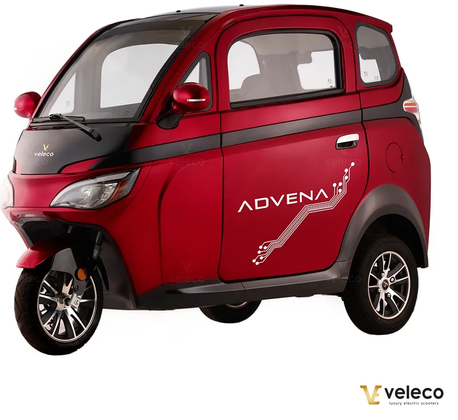 L'ADVENA est un cyclomoteur cabine avec lequel vous êtes protégé du vent et des intempéries. Il est entièrement alimenté électriquement, et avec son puissant moteur de 1500W, le scooter peut atteindre une vitesse de pointe de 45 km/h.