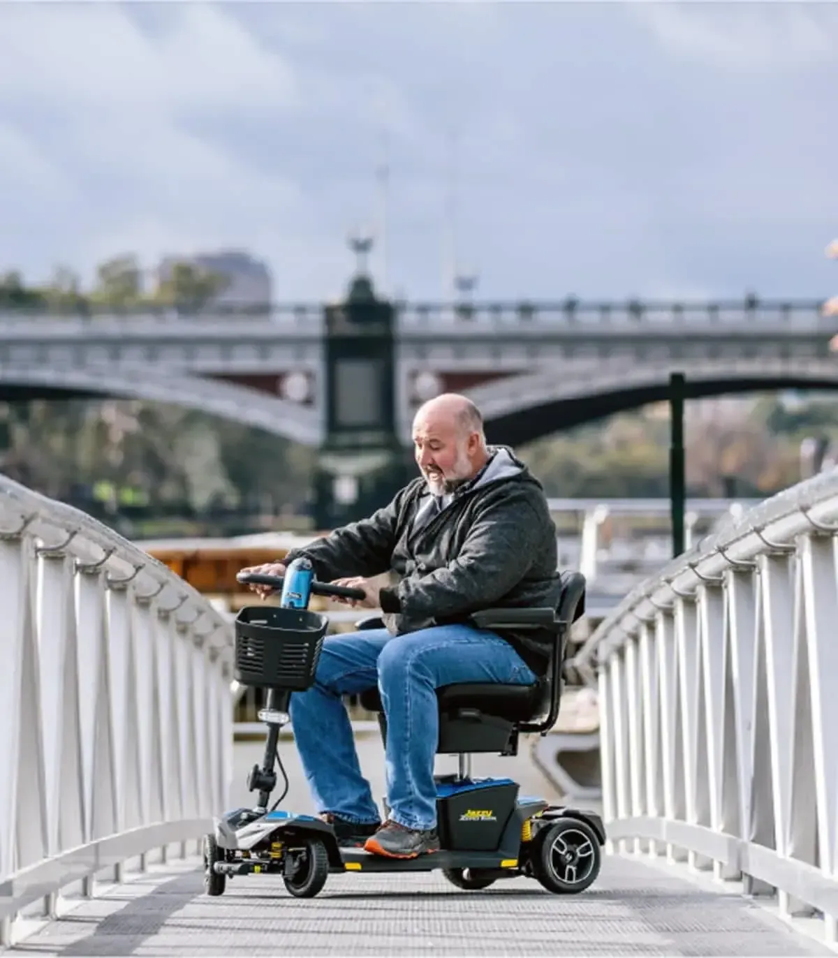 Scooter électrique JAZZY TURN ZERO 8 PRIDE avec 2 moteurs, idéal pour la mobilité réduite