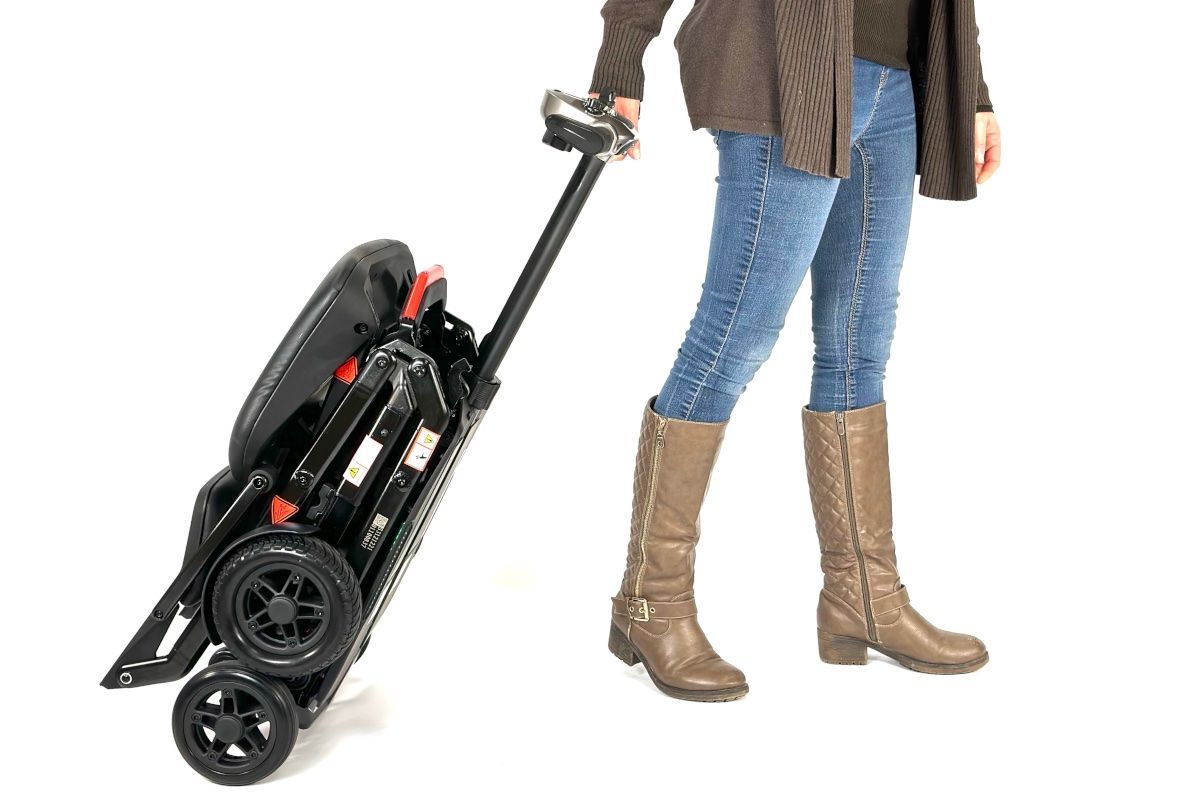 Le Scooter SL NG se plie et se déplie très facilement grâce à sa télécommande inclue. En quelques secondes, vous serez prêt à vous déplacer en toute liberté !
