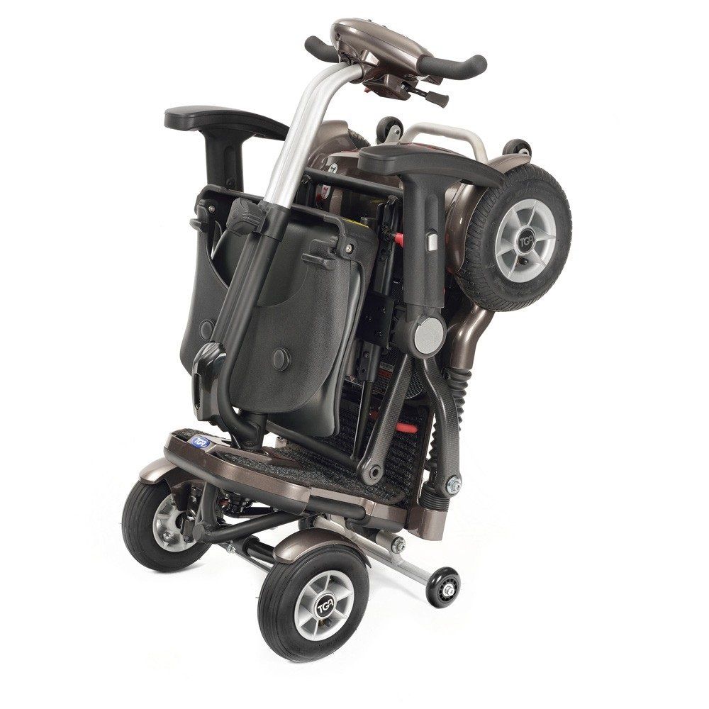 Scooter BoBBY il est pliable en quelques minutes et transportable comme une valise à roulettes.