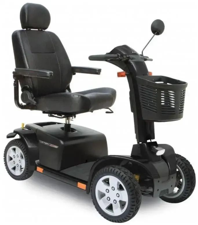 Boostez votre quotidien avec puissance et style.
Le Victory® XL 130, c’est bien plus qu’un scooter : c’est un concentré d’énergie et de confort pour ceux qui vivent à 100 à l’heure. Avec sa vitesse maximale de 15 km/h, son design sportif et sa suspension intégrale, il transforme chaque déplacement en une véritable expérience de conduite.
Ses atouts ? Siège inclinable, éclairage LED ultra-puissant, guidon Delta ergonomique, démontage rapide d’une seule main, sans oublier son look racé.
Un style de vie actif mérite le Victory® XL 130.