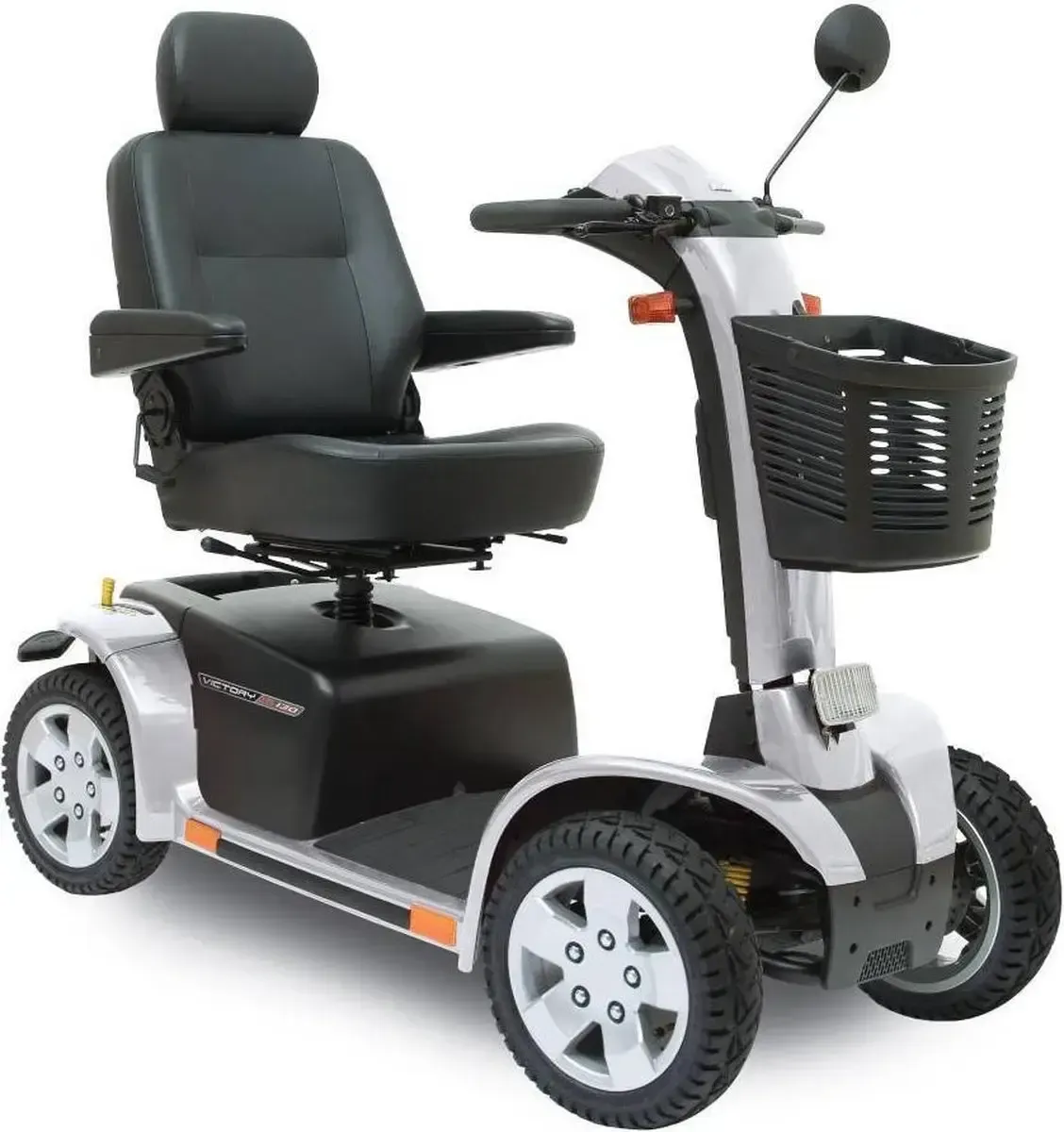 Un mode de vie actif mérite une promenade sportive.
Le Victory® XL 130 incorpore un design sportif avec un confort maximum et des caractéristiques de performance pour une expérience de conduite vraiment unique.
Avec une vitesse maximale jusqu’à 15 km/h – ce scooter accélérera votre style de vie.
Les caractéristiques standard incluent le démontage facile, la suspension avant et arrière, le siège inclinable de dossier, les signaux directionnels, un paquet d’éclairage LED d’intensité maximum, la jauge de batterie rétro-éclairée et un panier avant.
– Le démontage exclusif d’une seule main permet le transport du scooter
– Guidon Delta avec poignées enveloppantes
– Indicateur de batterie rétro-éclairé
– Eclairage LED de longue durée et à intensité maximale offre un éclairage optimal de la voie avec des signaux directionnels
– Siège inclinable noir et appui-tête