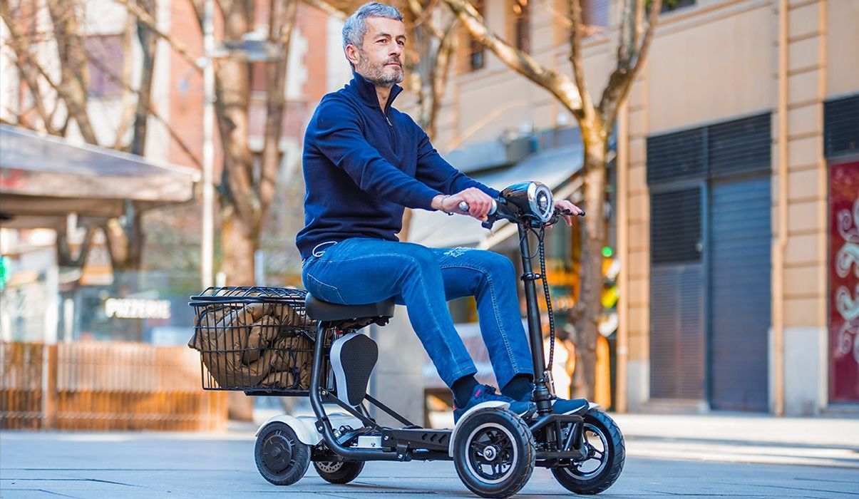 Scooter électrique TRAVEL : confortable, sûr et puissant. Autonomie jusqu'à 50 km, diverses options de batterie. Idéal pour la mobilité réduite.