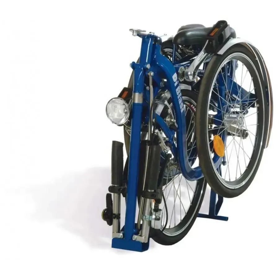 Tricycle DiBlasi R32 Tricycle orthopédique pliable mod. R32
Pour les personnes de petite taille et pour les enfants, 
les tricycles sont aussi disponibles
dans les versions Mini et Cadet
Type de pliage du tricycle diblasi R32
Son encombrement minimal, une fois plié,
vous permet de le mettre dans tous les coffres de voiture.
Tricycle pliable pour adultes R32
Le tricycle pliable pour adultes Di Blasi R32 est un véhicule de transport pratique et polyvalent, adapté à tous les âges.
Facile à plier et à ouvrir, il peut être facilement transporté dans le coffre de la voiture, en bateau et sur les transports publics, ce qui permet son utilisation dans n’importe quel cadre, même loin de la maison.
En trois gestes seulement, il se transforme en un bagage à main pratique, compact, léger avec un encombrement minimum, pratique à porter partout avec soi.
Poids: 21,4 kg
Également dans la version R34, avec moteur électrique auxiliaire, puissant et écologique, pour pédaler sans effort même dans les côtes.
Homologués suivant les normes européennes, tous les produits Di Blasi sont entièrement conçus et fabriqués en Italie.
 Spécifications techniques tricycle thérapeutique Diblasi R32 :
Tricycle Pliant R32 électrique   Adulte - Standard
Tricycle Pliant Bleu R32  Adulte
 A partir de
1 899,00 € 
Tricycle Pliant R32
Adulte - Standard
CARACTERISTIQUES
Equipements
Passage à toutes les portes standard
Cadre acier carbone à haute résistance et émaillé
Revêtement anticorrosion
V-Brake- Frein de stationnement
Fourche armée en polymère
Jantes en aluminium double paroi / rayons en inox
Porte bagage
Pédales pliantes
Cadre Mixte
Jantes Aluminium 20 Pouces à double parois.
Eclairage Phare Avant / Feu arrière & réflecteur
Sonnette à vélo
Pédales pliantes
Dérailleur • 5 vitesses
Transmissions Roue libre
EN OPTION
Panier adaptable sur porte bagage  en option
Housse de transport  en option
Pédales pliantes + Cale-pieds  en option
Garanties Cadre 1 an, le reste 1 an hors pièces d'usure et de consommation courante
Tricycle Pliant R32 électrique  Adolescent -Cadet
Tricycle Pliant Bleu R32 Adolescent
 A partir de
2 008,00 € 
Tricycle Pliant R32
Adolescent - Junior
CARACTERISTIQUES
Equipements
Passage à toutes les portes standard
Cadre acier carbone à haute résistance et émaillé
Revêtement anticorrosion
V-Brake- Frein de stationnement
Fourche armée en polymère
Jantes en aluminium double paroi / rayons en inox
Porte bagage
Pédales pliantes
Cadre Mixte
Jantes Aluminium 20 Pouces à double parois.
Eclairage Phare Avant / Feu arrière & réflecteur
Sonnette à vélo
Pédales pliantes
Dérailleur • 5 vitesses
Transmissions Roue libre
EN OPTION
Panier adaptable sur porte bagage  en option
Housse de transport  en option
Pédales pliantes + Cale-pieds  en option
Garanties Cadre 1 an, le reste 1 an hors pièces d'usure et de consommation courante
Tricycle Pliant R32 électrique  Enfant- Junior
Tricycle Pliant Bleu R32 Enfant
 A partir de
2 108,00 € 
Tricycle Pliant R32
Enfant- Cadet
CARACTERISTIQUES
Equipements
Passage à toutes les portes standard
Cadre acier carbone à haute résistance et émaillé
Revêtement anticorrosion
V-Brake- Frein de stationnement
Fourche armée en polymère
Jantes en aluminium double paroi / rayons en inox
Porte bagage
Pédales pliantes
Cadre Mixte
Jantes Aluminium 20 Pouces à double parois.
Eclairage Phare Avant / Feu arrière & réflecteur
Sonnette à vélo
Pédales pliantes
Dérailleur • 5 vitesses
Transmissions Roue libre
EN OPTION
Panier adaptable sur porte bagage  en option
Housse de transport  en option
Pédales pliantes + Cale-pieds  en option
Garanties Cadre 1 an, le reste 1 an hors pièces d'usure et de consommation courante
 Fiche technique tricycle thérapeutique Diblasi R32 :
Tricycle plié
Dimensions: 68x28x62,5 cm
Chaussée: 66 cm
Passage: 100 cm
Hauteur selle réglable
version standard: 3 positions
Hauteur du sol : 81 – 85,5 – 90 (cm)
Hauteur de la pédale dans la position la plus basse: 75 – 79,5 – 84 (cm)
version junior: 2 positions
Hauteur du sol : 77,5 – 82 (cm)
Hauteur pédale dans la position la plus basse: 69,5– 74(cm)
Charge maximale: 100 kg
Transmission:
Chaîne avec dérailleur et roue libre à 5 pignons (14/28)
Roues
Rayons inox et jantes en alliage léger
Pneus : 20 x 1.35
Pédalier
Standard : 42 dents – 170 mm
Junior : 40 dents – 150 mm
Freins
2 freins avant à V indépendants
Dispositif de stationnement qui opère sur les deux freins
Poids: 21,4 kg
Le tricycle Diblasi à moteur électrique R34
Pour les personnes de petite taille et pour les enfants, 
les tricycles sont aussi disponibles
dans les versions Mini et Cadet
Type de pliage du tricycle diblasi R32
Son encombrement minimal, une fois plié,
vous permet de le mettre dans tous les coffres de voiture.
 Le tricycle à moteur électrique R34
Plier et ouvrir le tricycle pour adultes R34 est simple et rapide comme pour le tricycle R32 :
il a le même châssis à la seule différence qu’il faut d’abord retirer ou introduire la batterie, mais cela se fait très simplement en quelques secondes.
Le moteur électrique auxiliaire du tricycle pliable électrique R34 permet de pédaler sans effort même en côte, dans le total respect de l’environnement.
Si on veut pédaler sans l’aide du moteur, il suffit d’appuyer sur l’interrupteur qui se situe sur le guidon.
Spécifications techniques tricycle thérapeutique Diblasi R32 électrique :
Tricycle Pliant R32 électrique   Adulte - Standard
Tricycle Pliant Bleu R32  électrique Adulte
 A partir de
3 017,30 € 
Tricycle Pliant R32 électrique
Adulte - Standard
CARACTERISTIQUES
Equipements
Passage à toutes les portes standard
Cadre acier carbone à haute résistance et émaillé
Revêtement anticorrosion
V-Brake- Frein de stationnement
Fourche armée en polymère
Jantes en aluminium double paroi / rayons en inox
Porte bagage
Pédales pliantes
Cadre Mixte
Jantes Aluminium 20 Pouces à double parois.
Eclairage Phare Avant / Feu arrière & réflecteur
Sonnette à vélo
Pédales pliantes
Dérailleur • 5 vitesses
Batterie lithium de 9 Ah
Transmissions Roue libre
EN OPTION
Panier adaptable sur porte bagage  en option
Housse de transport  en option
Pédales pliantes + Cale-pieds  en option
Poignée de démarrage en option
Garanties Cadre 1 an, le reste 1 an hors pièces d'usure et de consommation courante
Tricycle Pliant R32 électrique  Adolescent -Cadet
Tricycle Pliant Bleu R32 électrique Adolescent
 A partir de
3 017,30 € 
Tricycle Pliant R32 électrique
Adolescent - Junior
CARACTERISTIQUES
Equipements
Passage à toutes les portes standard
Cadre acier carbone à haute résistance et émaillé
Revêtement anticorrosion
V-Brake- Frein de stationnement
Fourche armée en polymère
Jantes en aluminium double paroi / rayons en inox
Porte bagage
Pédales pliantes
Cadre Mixte
Jantes Aluminium 20 Pouces à double parois.
Eclairage Phare Avant / Feu arrière & réflecteur
Sonnette à vélo
Pédales pliantes
Dérailleur • 5 vitesses
Batterie lithium de 9 Ah
Transmissions Roue libre
EN OPTION
Panier adaptable sur porte bagage  en option
Housse de transport  en option
Pédales pliantes + Cale-pieds  en option
Poignée de démarrage en option
Garanties Cadre 1 an, le reste 1 an hors pièces d'usure et de consommation courante
Tricycle Pliant R32 électrique  Enfant- Junior
Tricycle Pliant Bleu R32 électrique Enfant
 A partir de
3 070,05 € 
Tricycle Pliant R32 électrique
Enfant - Cadet
CARACTERISTIQUES
Equipements
Passage à toutes les portes standard
Cadre acier carbone à haute résistance et émaillé
Revêtement anticorrosion
V-Brake- Frein de stationnement
Fourche armée en polymère
Jantes en aluminium double paroi / rayons en inox
Porte bagage
Pédales pliantes
Cadre Mixte
Jantes Aluminium 20 Pouces à double parois.
Eclairage Phare Avant / Feu arrière & réflecteur
Sonnette à vélo
Pédales pliantes
Dérailleur • 5 vitesses
Batterie lithium de 9 Ah
Transmissions Roue libre
EN OPTION
Panier adaptable sur porte bagage  en option
Housse de transport  en option
Pédales pliantes + Cale-pieds  en option
Poignée de démarrage en option
Garanties Cadre 1 an, le reste 1 an hors pièces d'usure et de consommation courante
 Fiche technique tricycle thérapeutique Diblasi R34 électrique :
Tricycle plié
Dimensions: 68x28x62,5 cm
Chaussée: 65 cm
Passage: 100 cm
Hauteur selle réglable
Version Standard: 3 positions
Hauteur du sol: 81 – 85,5 – 90 (cm)
Hauteur de la pédale dans la position
la plus basse: 75 – 79,5 – 84 (cm)
Version Junior: 2 posizions
Hauteur du sol: 77,5 – 82 (cm)
Hauteur de la pédale dans la position la plus basse: 69,5 – 74 (cm)
Charge maximale: 100 kg
Poids
Avec batteries: 28,5 kg
Sans batteries: 25,7 kg
Moteur
24V 250W
Batteries
Type: LiFePO4
Capacité: 9 Ah 24V
Poids de la boîte batteries: 2,8 kb
Autonomie (sans l’aide des pédales): 20 km environ
Pédalier
Standard: 42 dents – 170 mm
Roues
Rayons inox et jantes en alliage léger
Pneus: 20 x 1,35
Freins
2 2 freins avant à V indépendants
Dispositif de stationnement qui opère sur les deux freins
Pour un meilleur confort des personnes qui présentent de légers problèmes de mobilité,
le tricycle peut être équipé sur demande des éléments suivants :
Dossier enveloppant, pédales pliables avec sangles cale-pieds, selle orthopédique, pignon fixe, commande du changement de vitesse avec levier situé sur le côté gauche du guidon.
 Les Options possible R32 & R34
 Caractéristiques
Châssis solide et bas, pour faciliter l’accès également à des personnes âgée et personnes avec mobilité réduite
Grande stabilité et sécurité remarquables, grâce aux trois roues de 20″.
Changement à 5 vitesses avec dérailleur pour la traction à pédales
Batterie au Lithium très légère et fiable, facile à introduire et à dégager, dotée d’un dispositif électronique de contrôle de la charge et de la décharge.
Action et désactivation du moteur électrique immédiates, par le biais de l’interrupteur sur le guidon
ÉQUIPEMENT DE SÉRIE avec pédales pliables, porte-bagages arrière, roulettes pour la traction quand plié, feux avant et arrière LED
Vaste fourniture d’accessoires sur demande, pour personnes avec problèmes de mobilité : dossier qui enveloppe, pédales pliables avec sangles bloque-pieds, selle adaptable, pignon fixe, commande du changement de vitesse avec levier sur le côté gauche du guidon.
Disponible également dans la version à pédales R32
Homologués suivant les normes européennes, tous les produits Di Blasi sont entièrement conçus et fabriqués en Italie.
Le tricycle Diblasi à moteur électrique R34
Le cadre, bas, permet d’en faciliter l’accès, y compris aux personnes âgées ou qui présentent de légers problèmes de mobilité.
Le tricycle Diblasi à moteur électrique R34 trois couleur
Pour replier les tricycles pour adultes DI BLASI,
3 gestes simples suffisent : une fois pliés, les déplacer est aussi simple que de tirer une valise à roulettes.
Pédales pliantes
Pédales pliantes sur diblasi R32 & R34
Pédales pliantes sur Di Blasi R32 & R34
Pourquoi faire le choix d’un tricycle pliable DI BLASI ? 
Parce que ce sont les seuls tricycles réellement pliables disponibles dans le commerce, 
Parce qu’ils se caractérisent par leur excellente stabilité et par leur confort et parce que leurs grandes roues (20 ») et le changement de vitesse font de ces tricycles un produit idéal pour de longues promenades.
Tricycle Pliant R32 électrique Enfant
Au quotidien