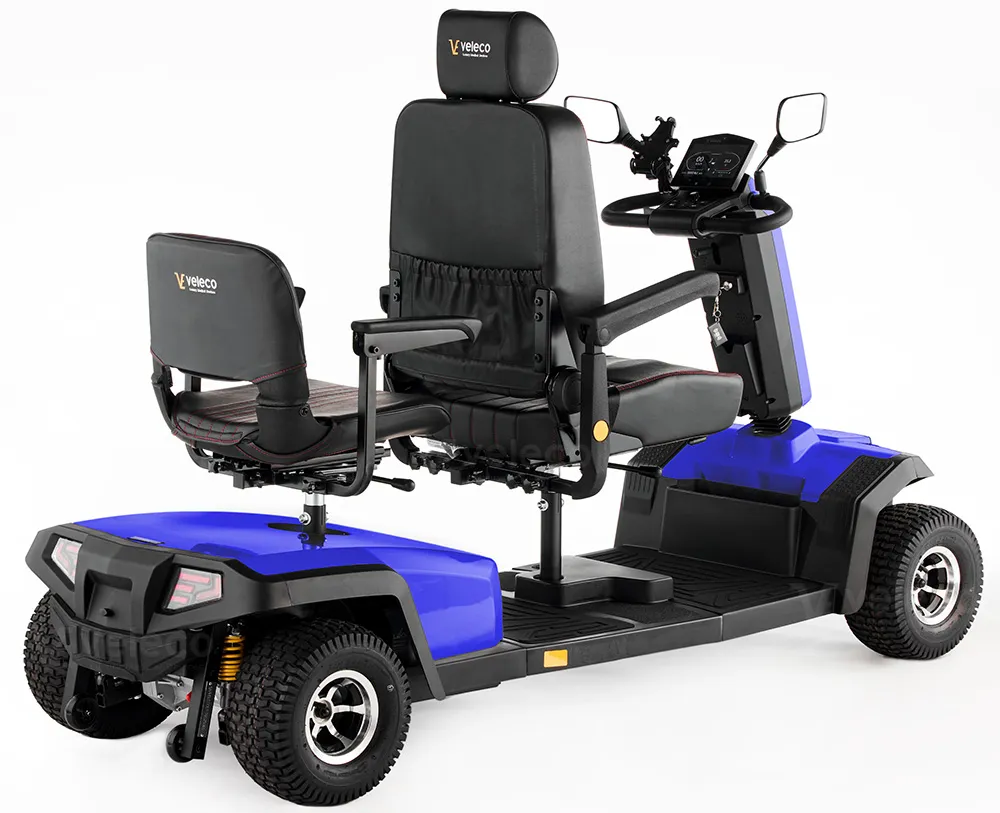 Le Sharpy TWIN est pensé pour être simple et intuitif à utiliser, quel que soit votre âge. Son joystick pratique permet de contrôler le scooter d’une seule main, à gauche comme à droite. Vous avancez ou reculez sans effort, et dès que vous relâchez le joystick, le frein électromagnétique s’active automatiquement pour immobiliser le véhicule en toute sécurité. La vitesse maximale se règle directement depuis le compteur, pour une conduite confortable et parfaitement adaptée à vos besoins.