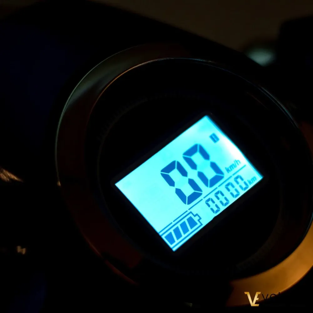 Compteur de vitesse et compteur kilométrique du scooter électrique Faster Veleco : fiable, sécurisé, autonomie jusqu'à 60 km. Conçu pour la mobilité et l'indépendance