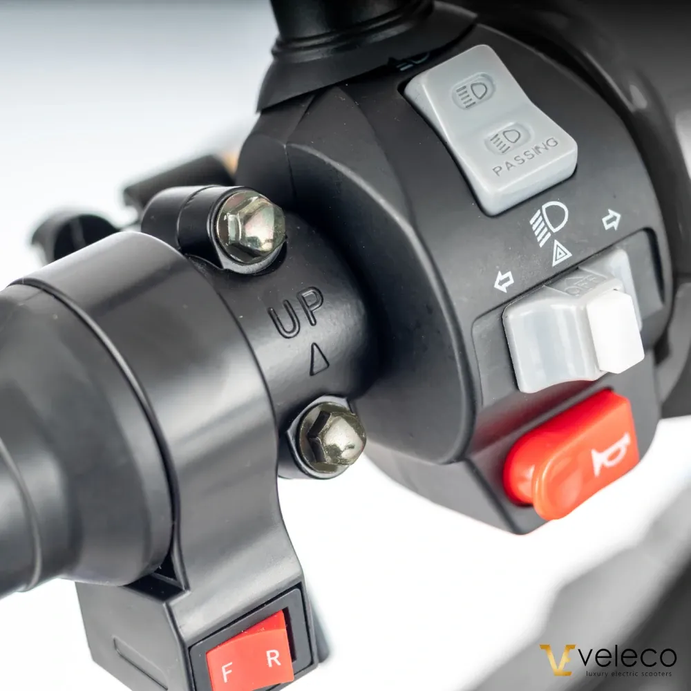 Scooter électrique GRAVIS de VELECO, moteur 1000W, avec batterie lithium amovible et coffre intégré. Idéal pour la mobilité réduite