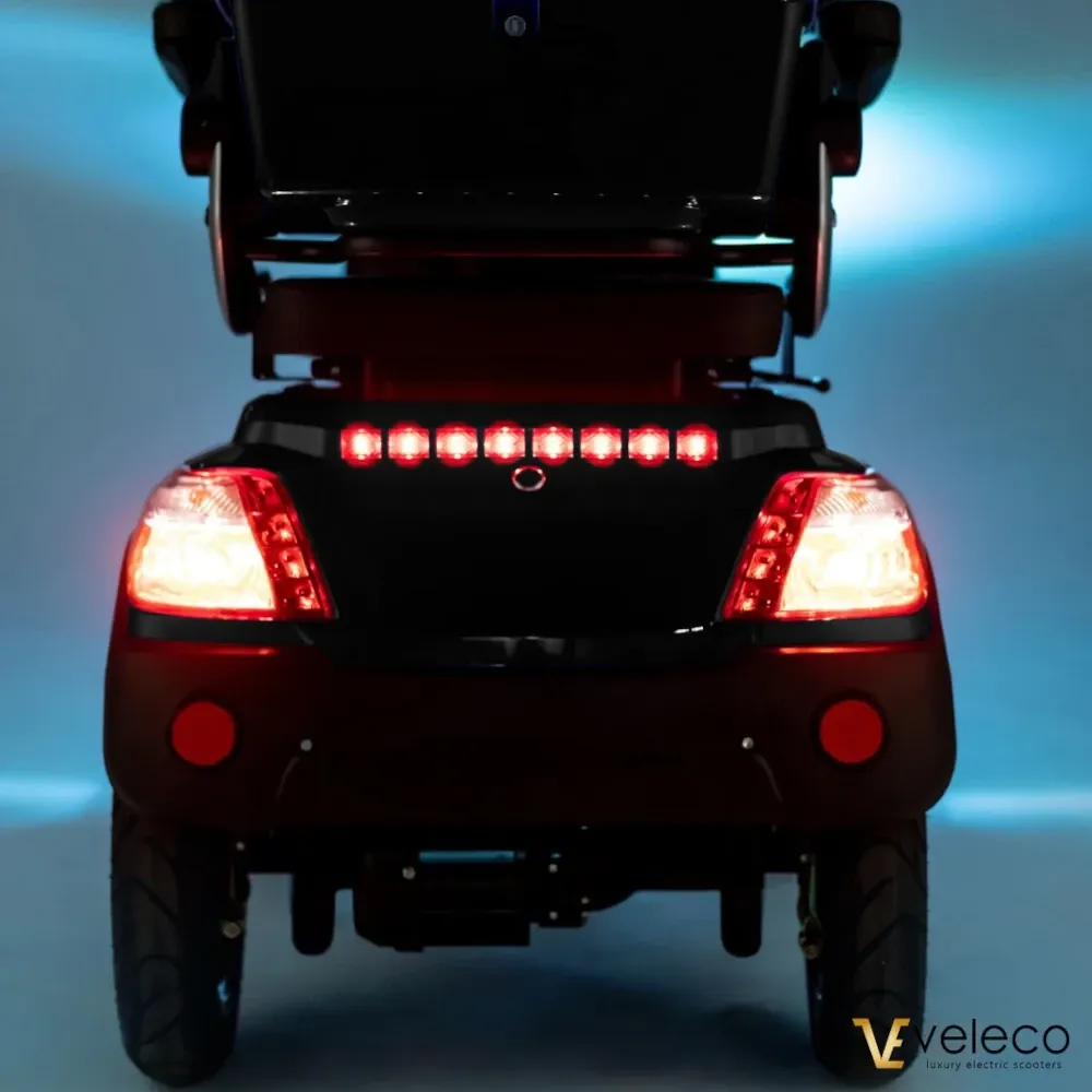 Scooter FASTER VELECO: Vitesse max 25km/h, autonomie 45-50 km, capacité 160 kg. Sécurité et mobilité fiables pour les seniors
