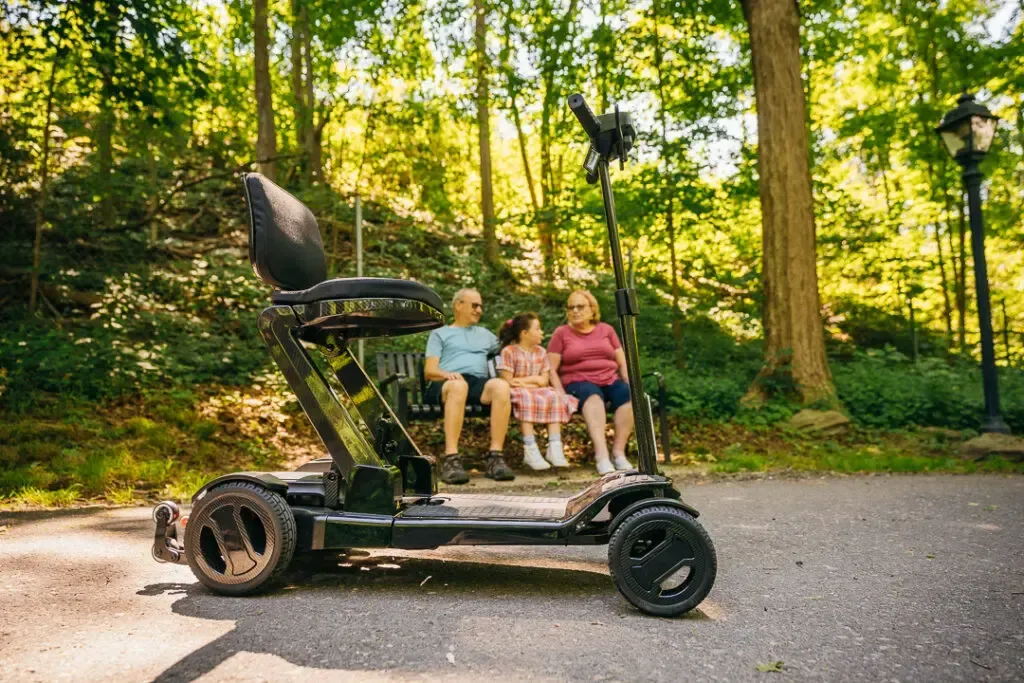 Scooter électrique Go Go Carbon, profil gauche, design moderne et léger, adapté à la mobilité réduite, présenté par Pride PMR France