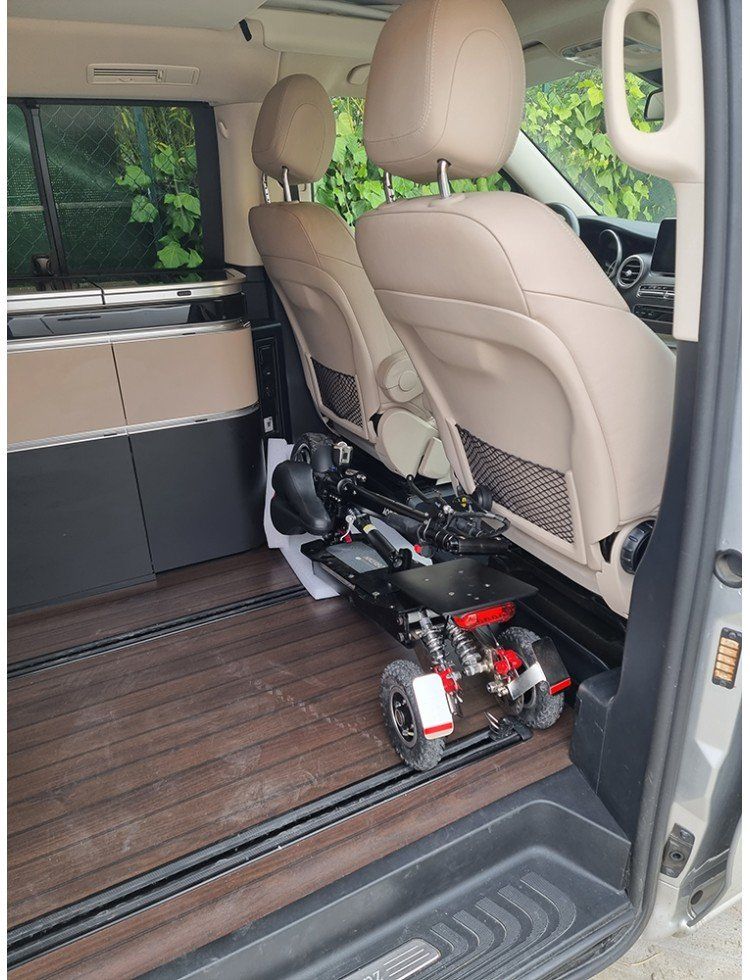 Trottinette électrique PMR tout terrain avec siège. Conduite souple, stabilité renforcée et sécurité accrue.