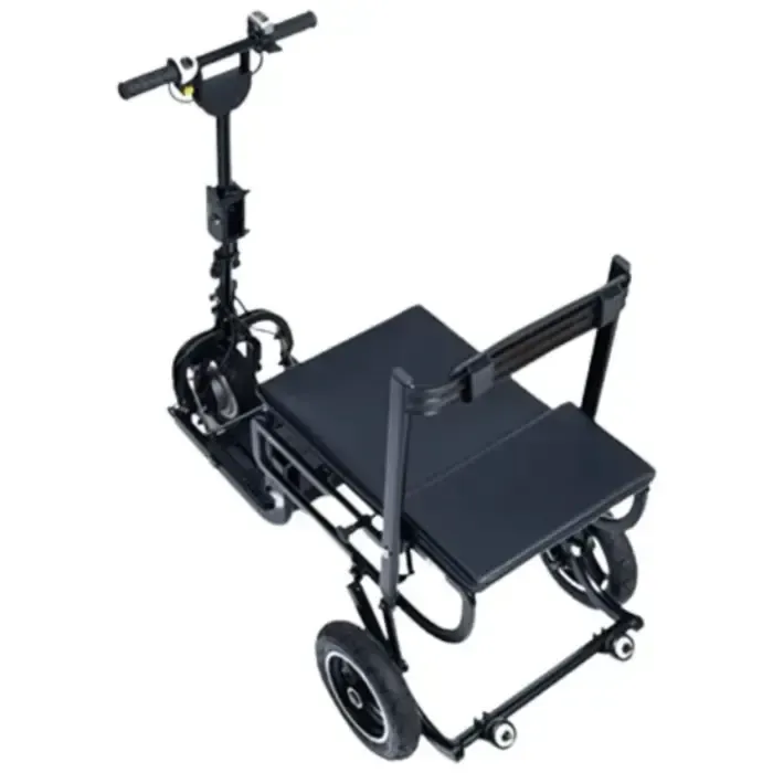 Scooter de mobilité ultra léger
De conception compacte et trottinette facile à plier, l’Efoldi Lite est l’une des trottinettes les plus légères du marché.
Pesant seulement 15 kg (sans batterie), il est facilement transportable et peut se glisser confortablement dans le coffre de la voiture.
Aucun assemblage requis.