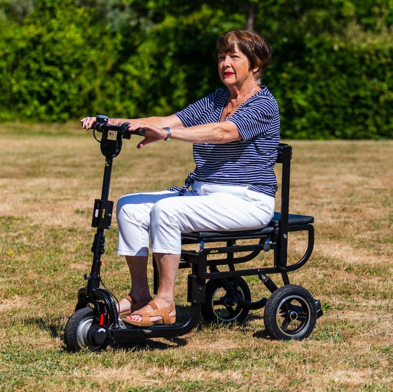 Scooter E-FOLDI LITE pliable ultra leger 15kg avec siège assis 3 roues: mobilité pratique et confortable pour tous.