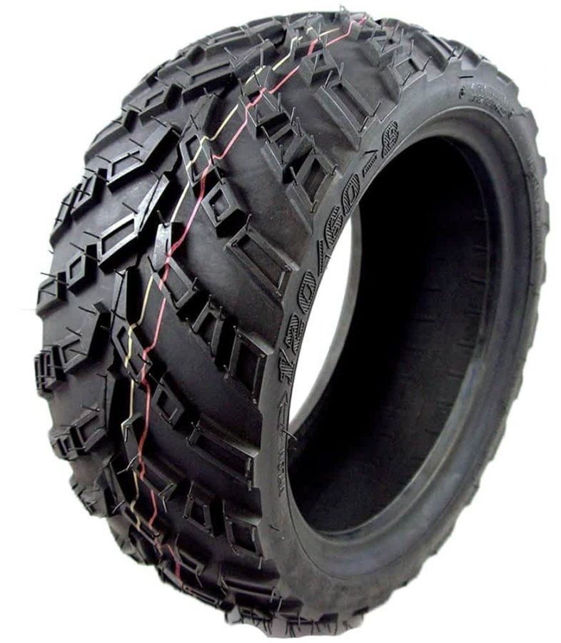 Pneu tout-terrain à crampons pour fauteuil roulant électrique ou quad, offrant une excellente adhérence sur sols accidentés