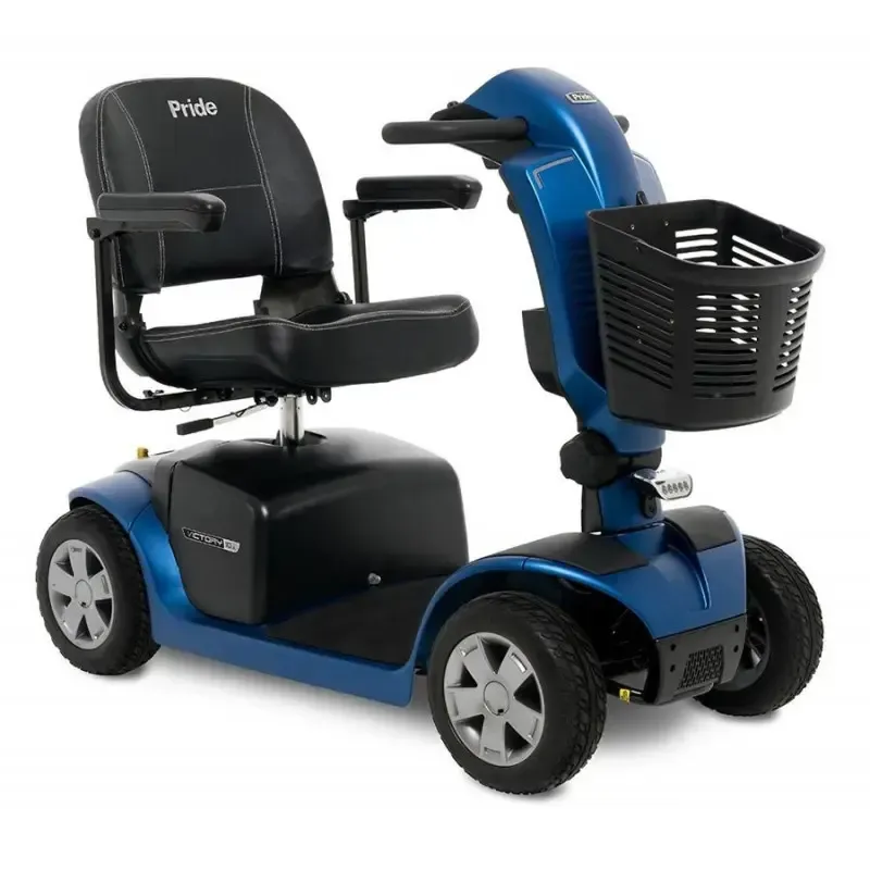 Améliorez votre style de vie actif avec plus de confort et de performance.
La série Victory® 10 offre plus de style, de confort et de performance pour votre style de vie actif.
Les caractéristiques standard incluent l’éclairage LED, la jauge de batterie rétro-éclairée, le guidon enveloppant delta, les pneus pleins de 10 “et un panier avant.
Une capacité de poids de 160 kg, une autonomie des batteries allant jusqu’à 27.53 km et une vitesse maximale allant jusqu’à 10 km/h, complètent la polyvalence du Victory 10 DX.
– Le démontage rapide à une main permet de le transporter facilement.
– Guidon Delta avec poignées enveloppantes
– Indicateur de batterie rétro-éclairé
– Pneus exclusifs élégants, légers, non marquants, noirs et à profil bas
– Les phares à LED de longue durée et à intensité maximale offre un éclairage optimal de la voie
– Rotule pivotante légère à huit positions, glissières et inserts en mousse viscoélastique pour un confort accru
– Poignée de réglage du guidon Easy-grip
– Port de chargeur monté sur barre d’accès facile
– Connexion automatique du faisceau avant-arrière