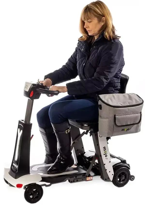 Une sacoche accoudoir sur scooter pliant automatique Ergo Mojo 4 roues Scooter pliant automatique ERGO MOJO