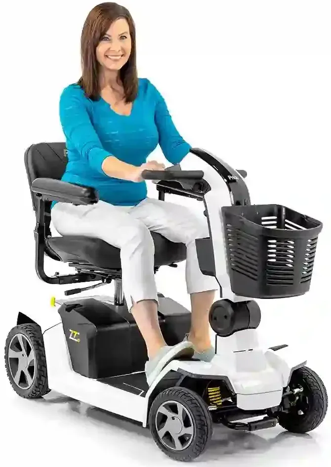 L’innovation tous terrains, avec un style contemporain et une technologie de pointe, le ZT10 est la combinaison parfaite de la
performance et de la maniabilité. Découvrez la conduite confortable de ses suspensions CTS.
Ses deux moteurs puissants et ses roues motrices offrent une traction agressive qui s’adapte facilement aux terrains accidentés des sentiers de campagne. Performant en extérieur, le ZT10 s’utilise aussi
parfaitement en intérieur. Manœuvrez en douceur dans les couloirs et passez les portes sans encombre grâce
à la technologie iTurn.