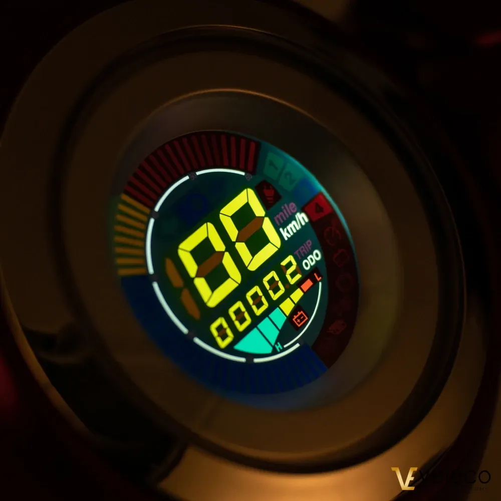 Scooter ZT15 VELECO: 3 roues, stable et prêt à l'emploi. Batterie longue durée, jusqu'à 60 km par charge. Compteur de vitesse LED intégré.