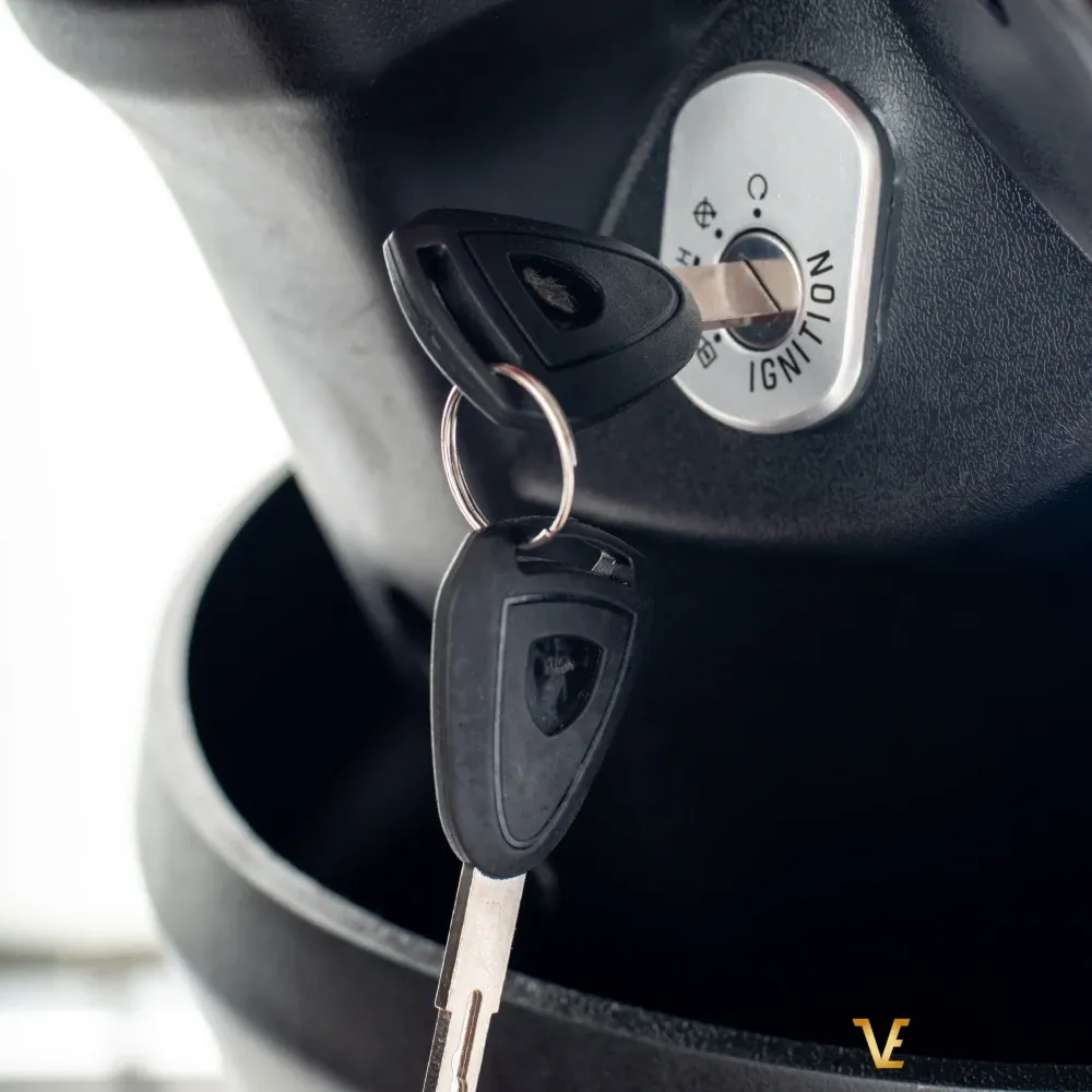 Scooter ZT15 VELECO 3 roues. Prêt à l'emploi, frein électromagnétique automatique. Autonomie jusqu'à 60 km. Alarme intégrée.