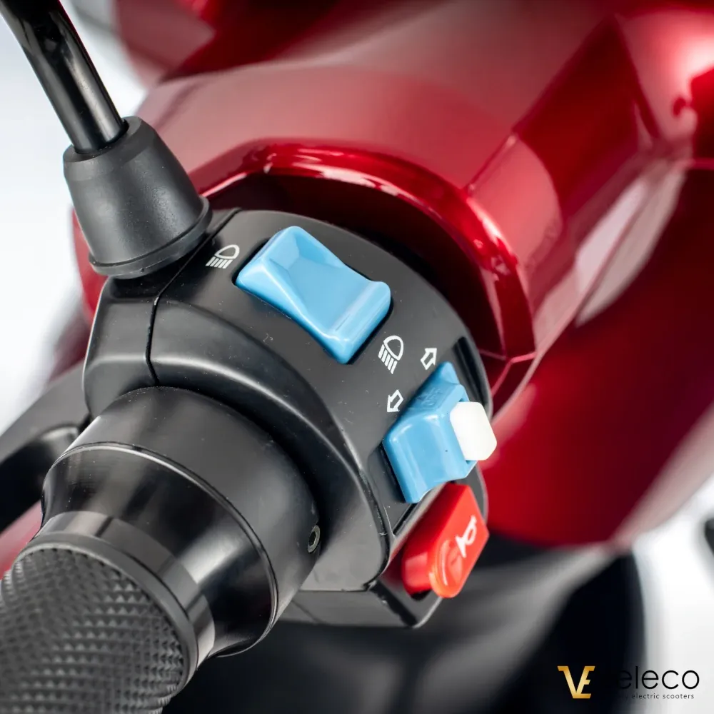 Scooter ZT15 VELECO : 3 roues, prêt à l'emploi. Frein électromagnétique automatique. Autonomie jusqu'à 60 km. Alarme intégrée.