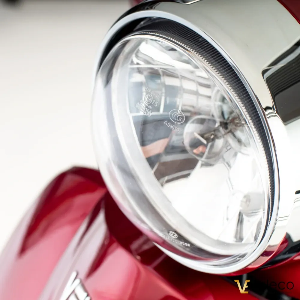 Scooter ZT15 VELECO à trois roues. Prêt à l'emploi, frein électromagnétique automatique, autonomie jusqu'à 60 km par charge, compteur de vitesse LED