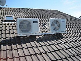 Klimagerät Aussenteil auf dem Gebäudedach montiert