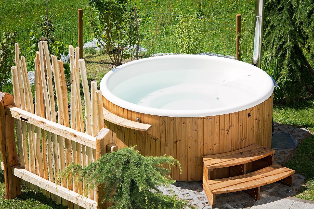 Installer un jacuzzi dans son jardin : les conditions à respecter Installer un jacuzzi dans son jardin : les conditions à respecter