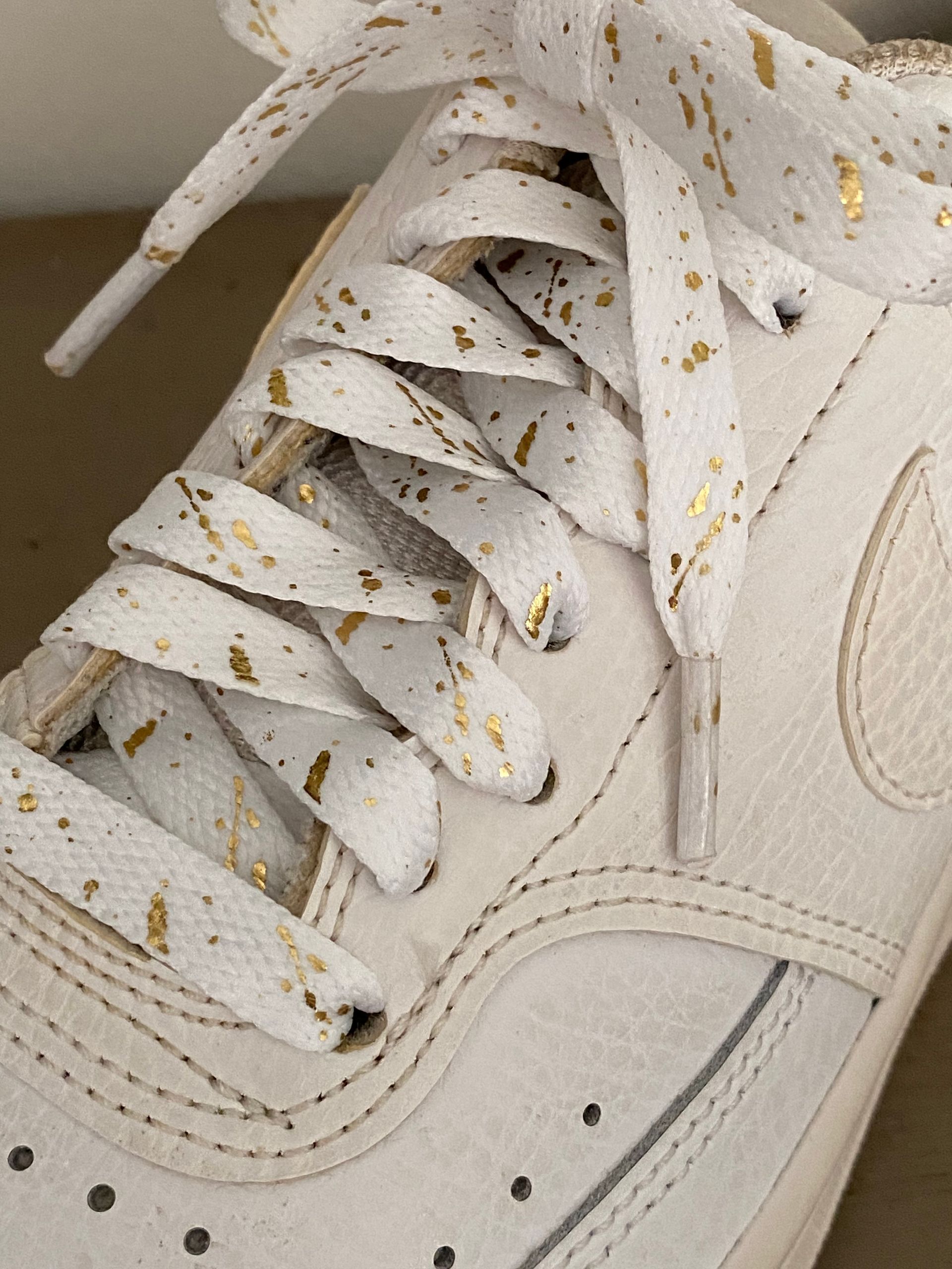 Lacets plats blancs éclaboussures or pour sneakers - Qualité premium