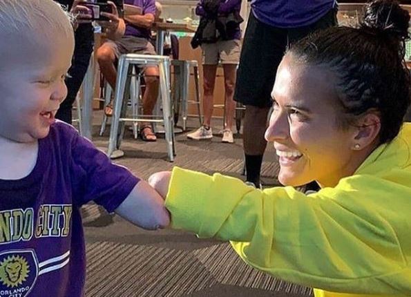 Joseph Tidd conoce a jugadora Pickett