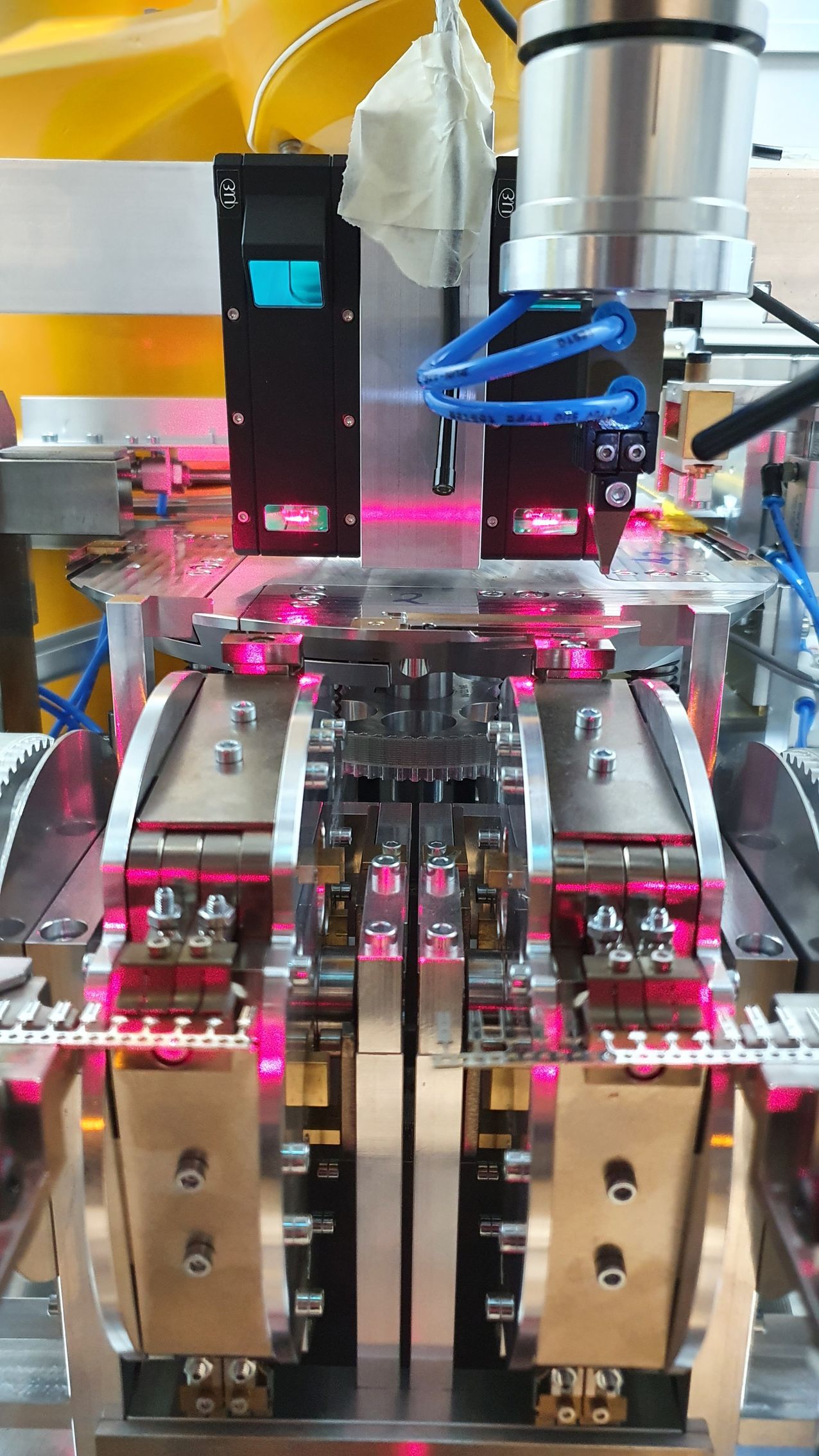 Kontakt-Montagestation mit Laserschneid-System