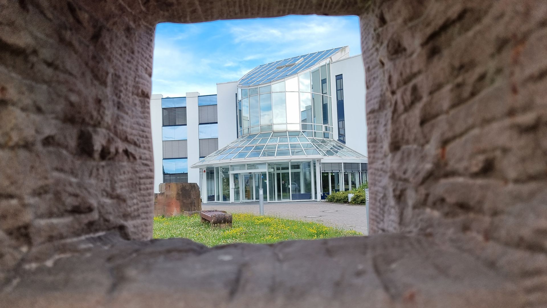ODeCon-Zentrale in Kaiserslautern Blick auf den ODeCon-Stammsitz in Kaiserslautern durch ein Denkmal