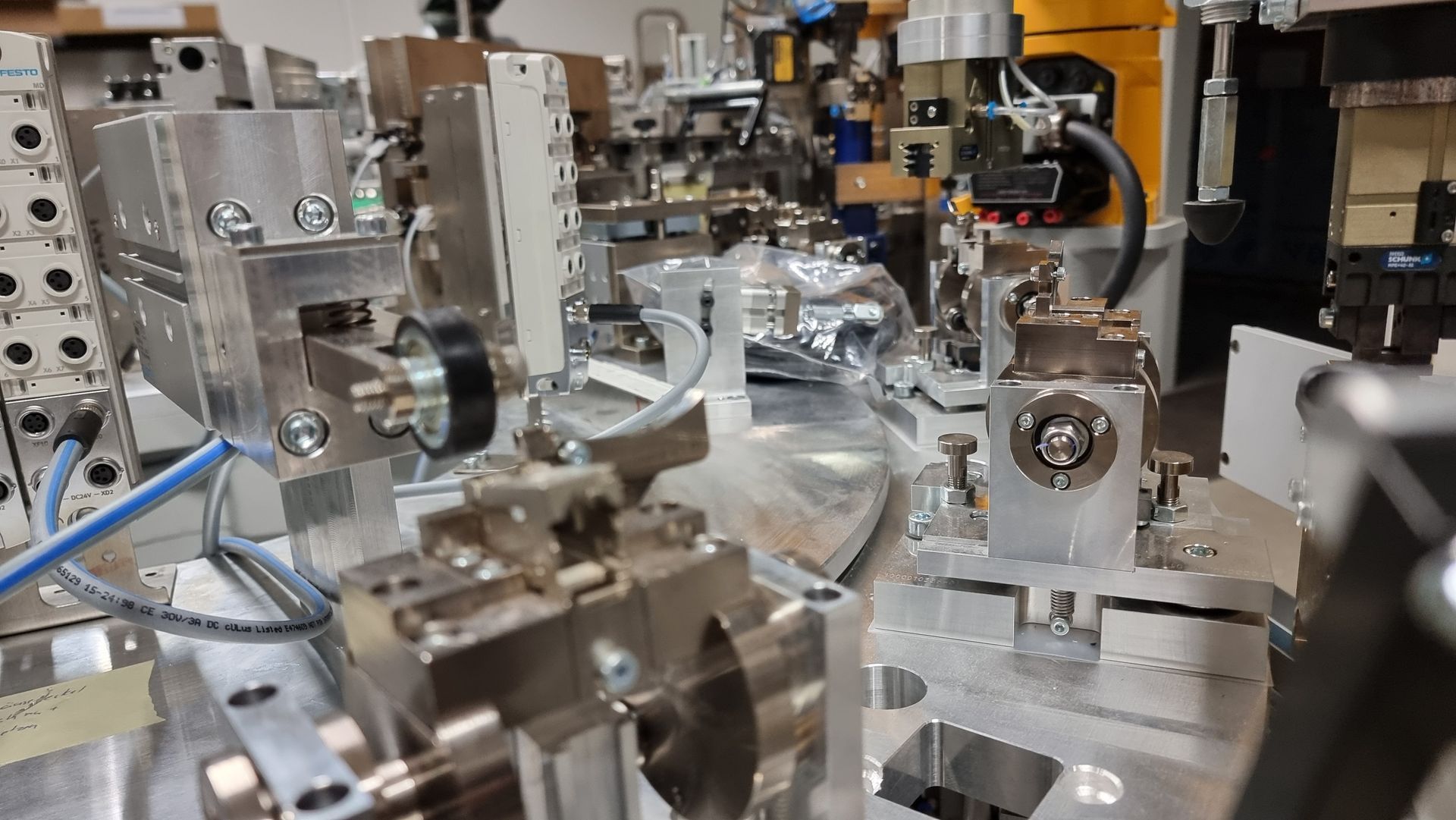 Rundtisch-Montageanlage für Highspeed-Montage von Steckverbindern