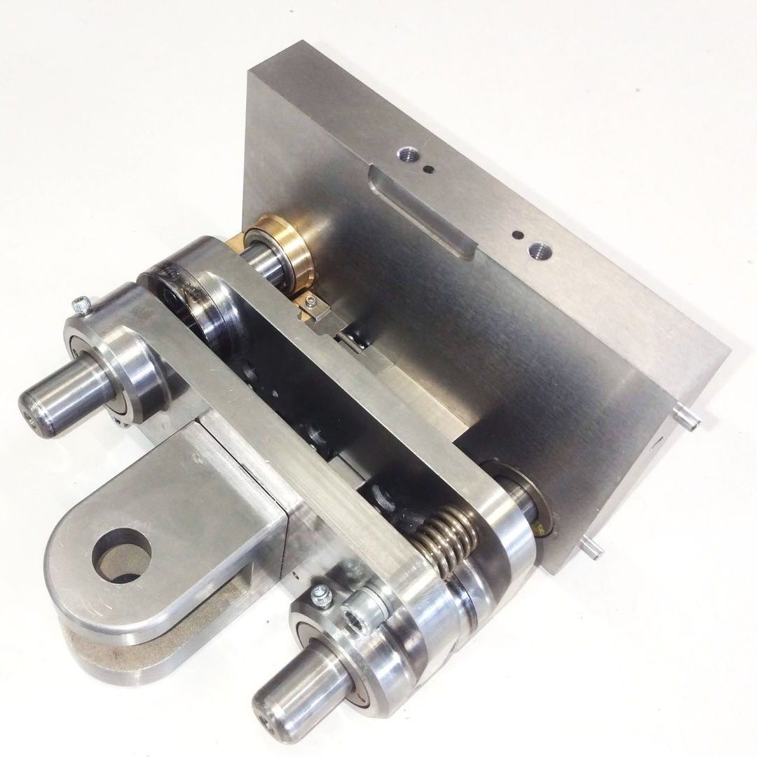 Spezialgreifer für Mehrfachkontakte Spezialgreifer für Sonderkontakte in einer Laser-Schneidanlage