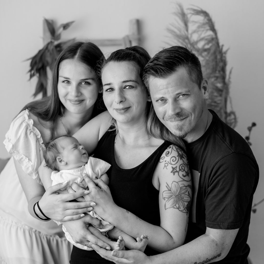Eltern mit großer Tochter und Baby im Babyfotostudio Soest