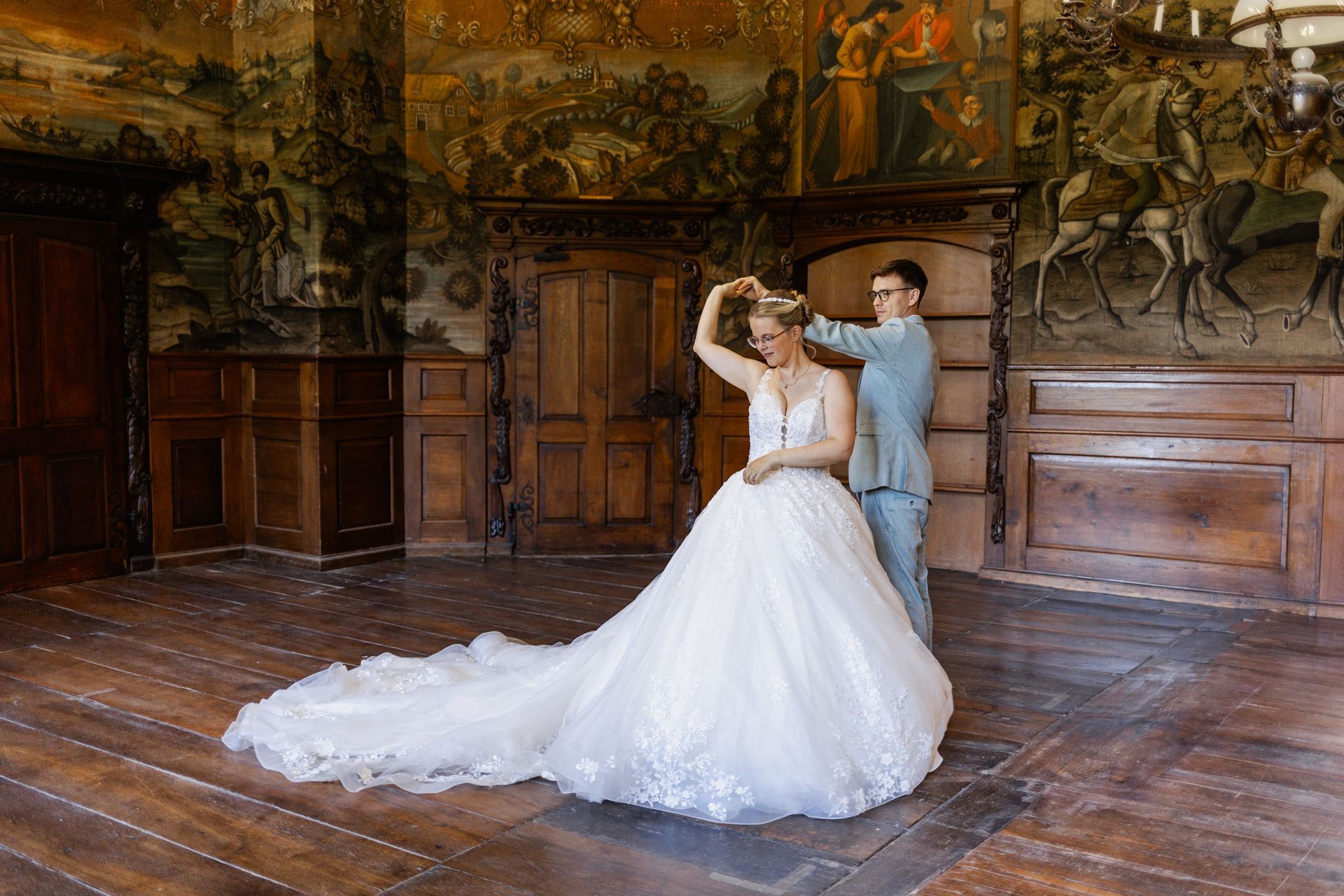 Sie hat Ja gesagt Brautpaar tanzend im Schloss Hochzeit