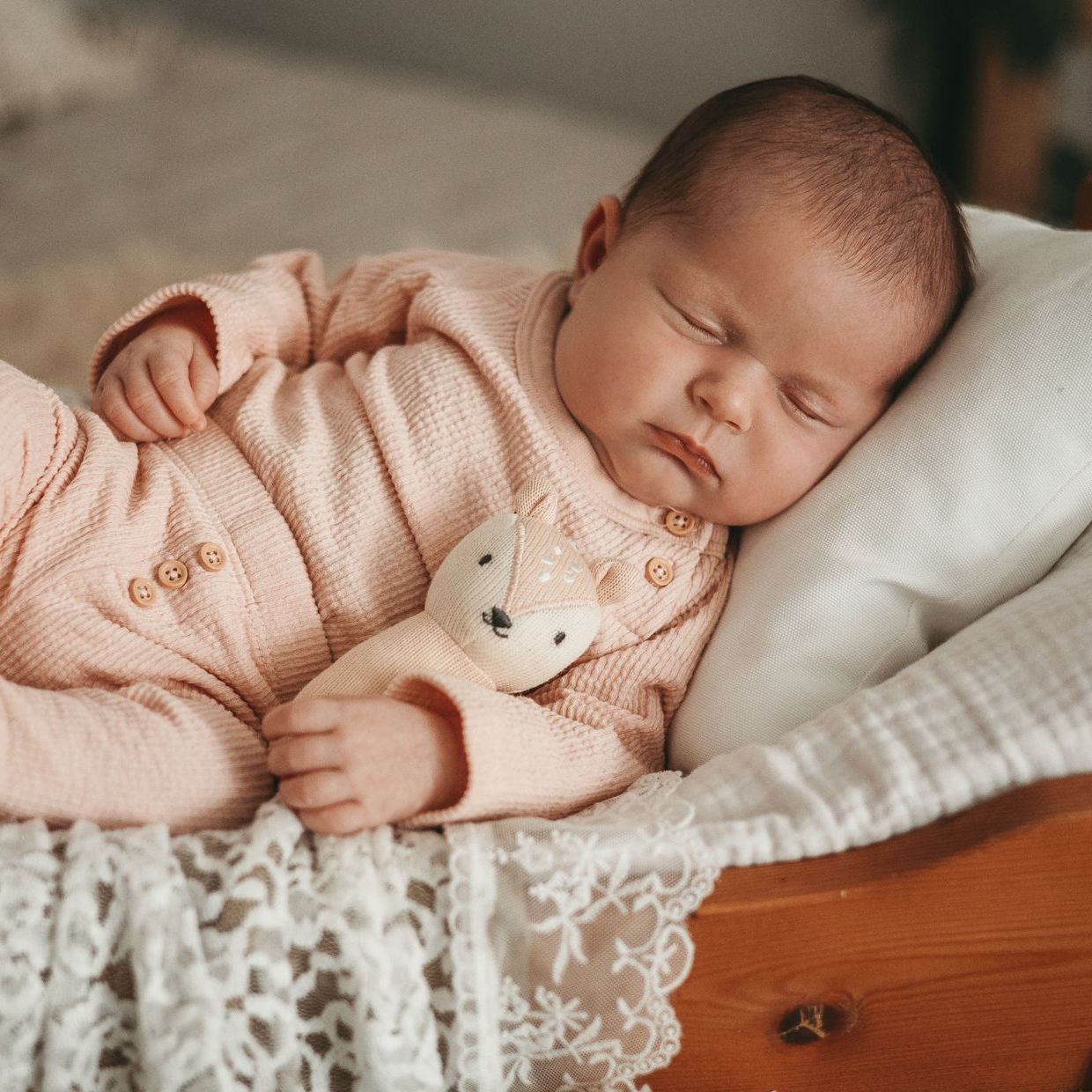 Neugeborenes Baby im rosa Strampler