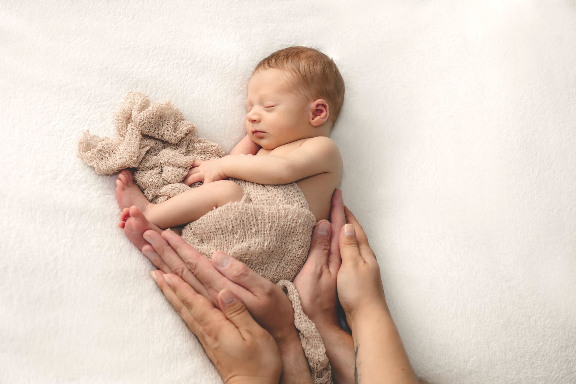 Baby in den Händen der Eltern Soest Fotostudio