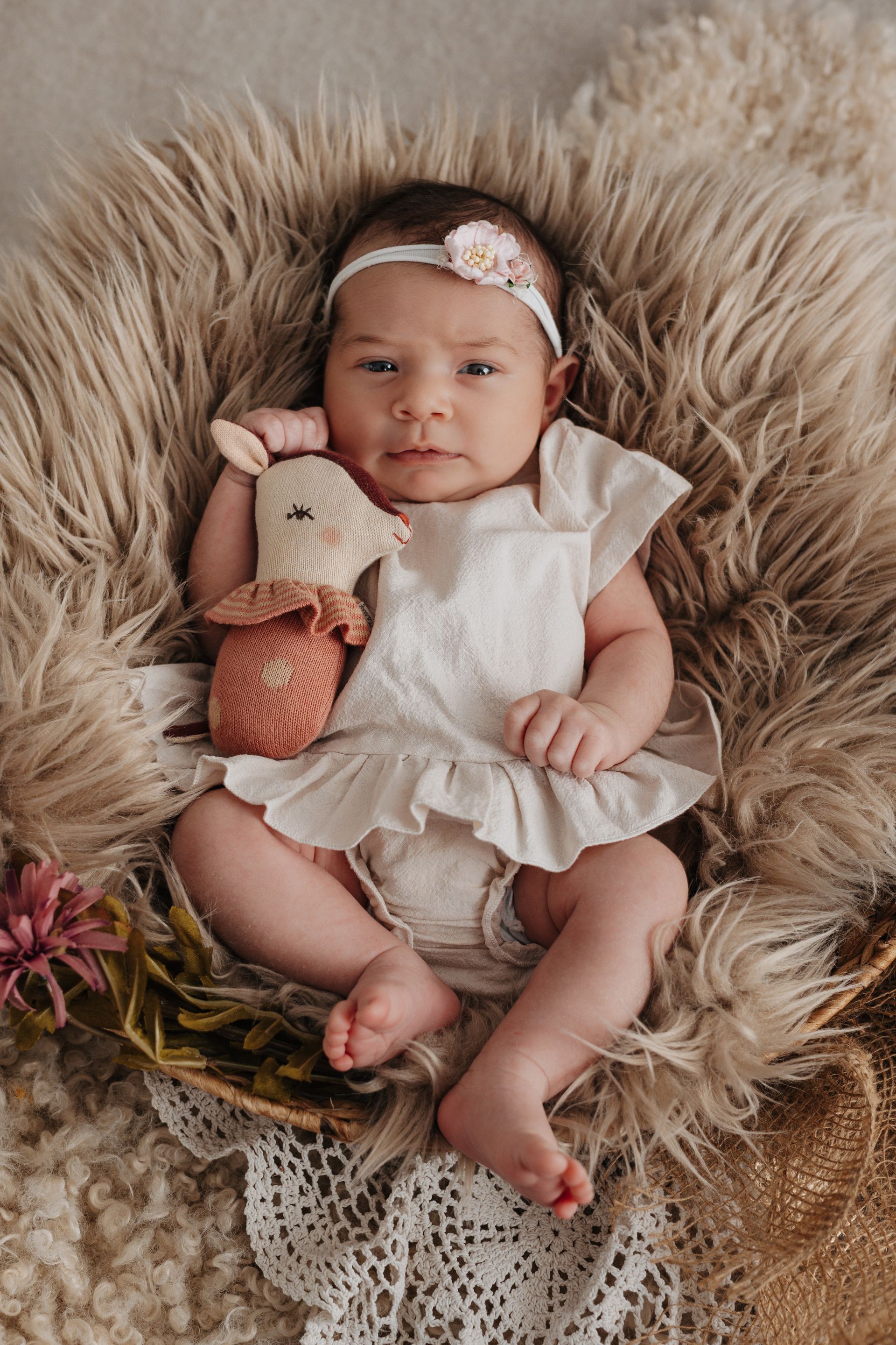 Neugeborenes Baby auf einem Fell