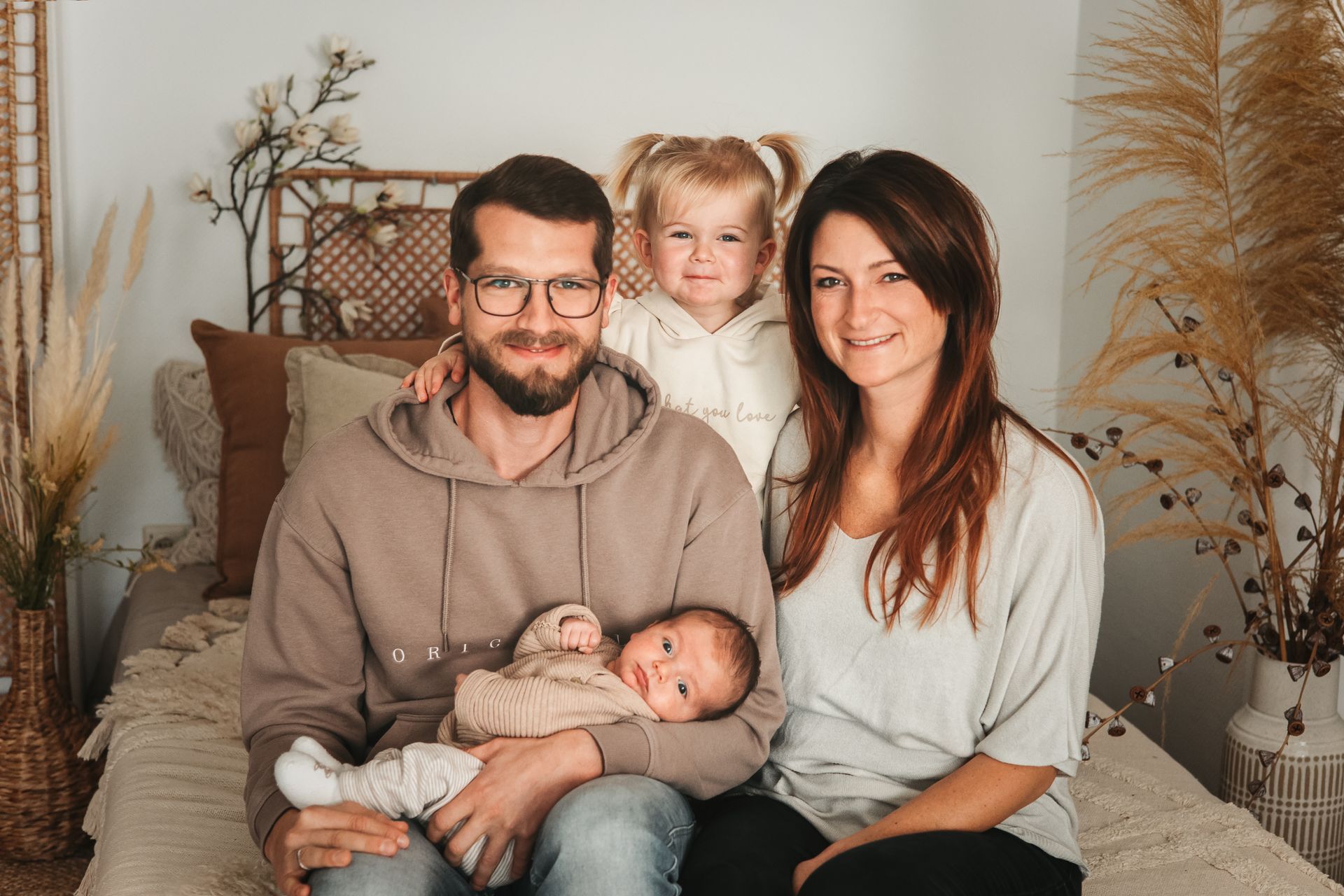 Neugeborenes Baby mit der Familie