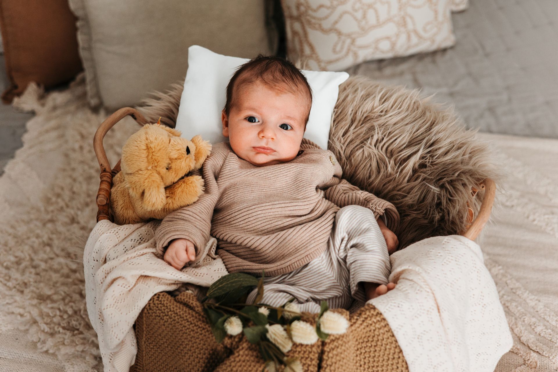 Neugeborenes im Korb Babyfotostudio Soest