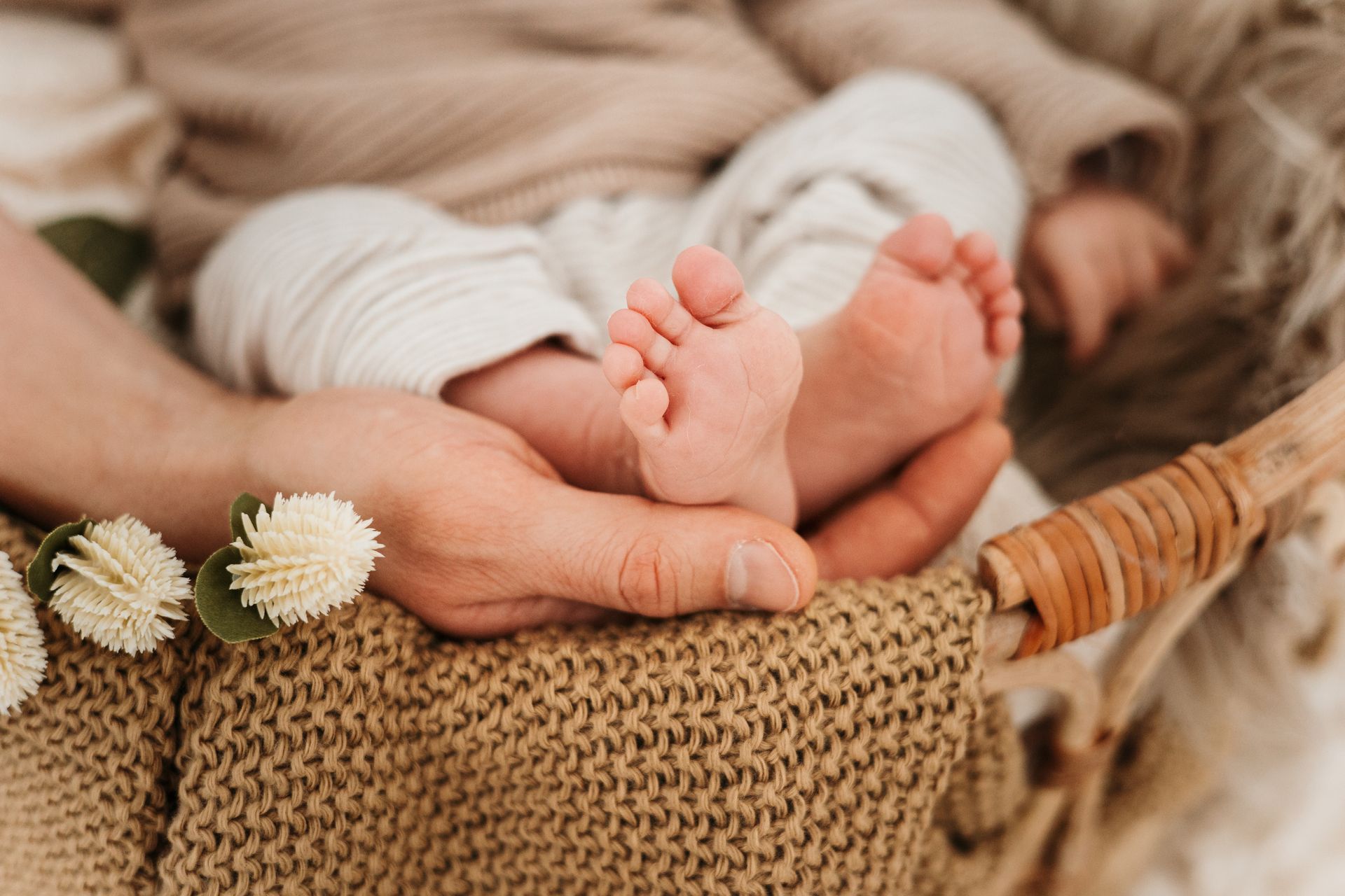 Neugeborenes Baby seine Füsse