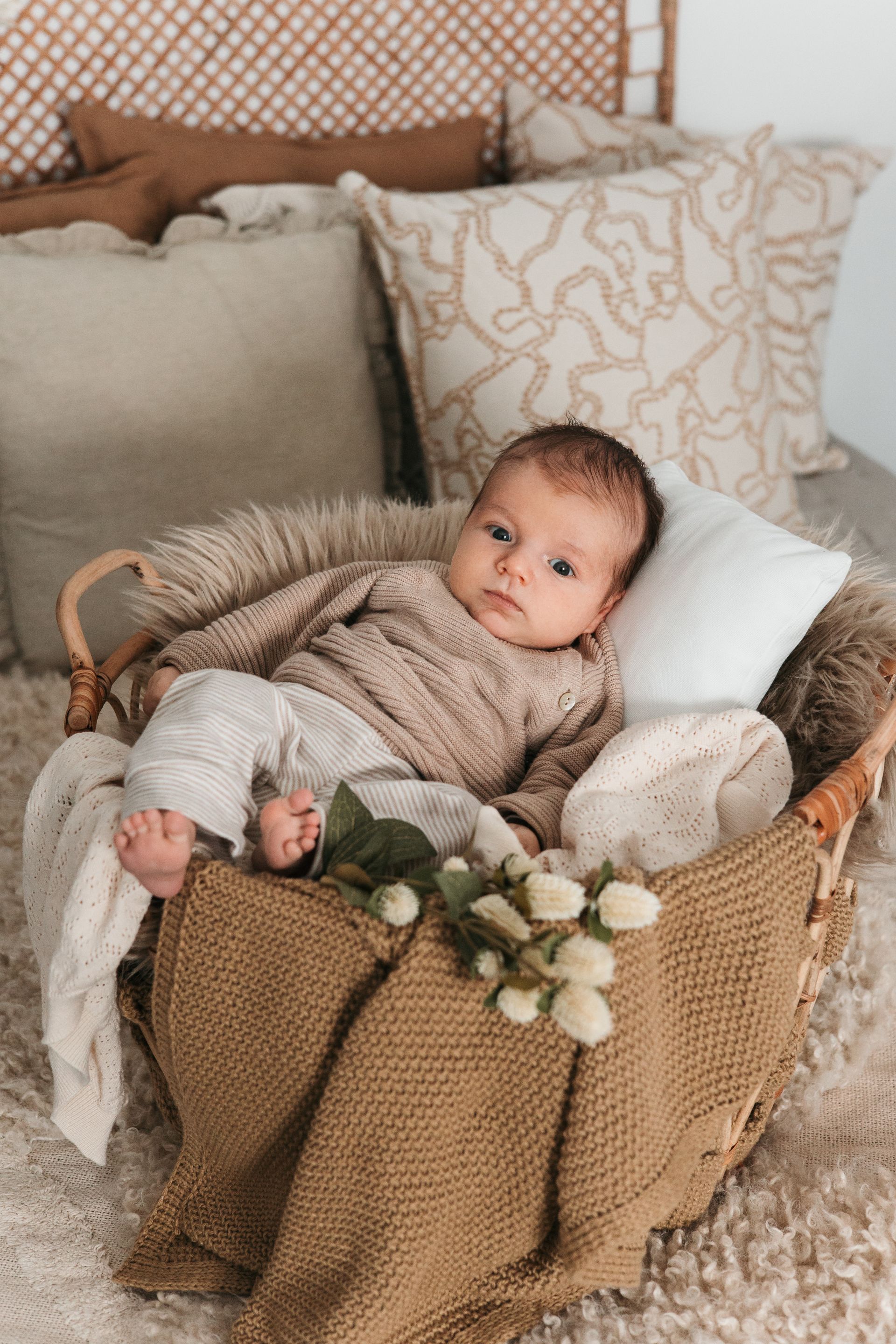 Neugeborenes Baby im Korb mit Decken