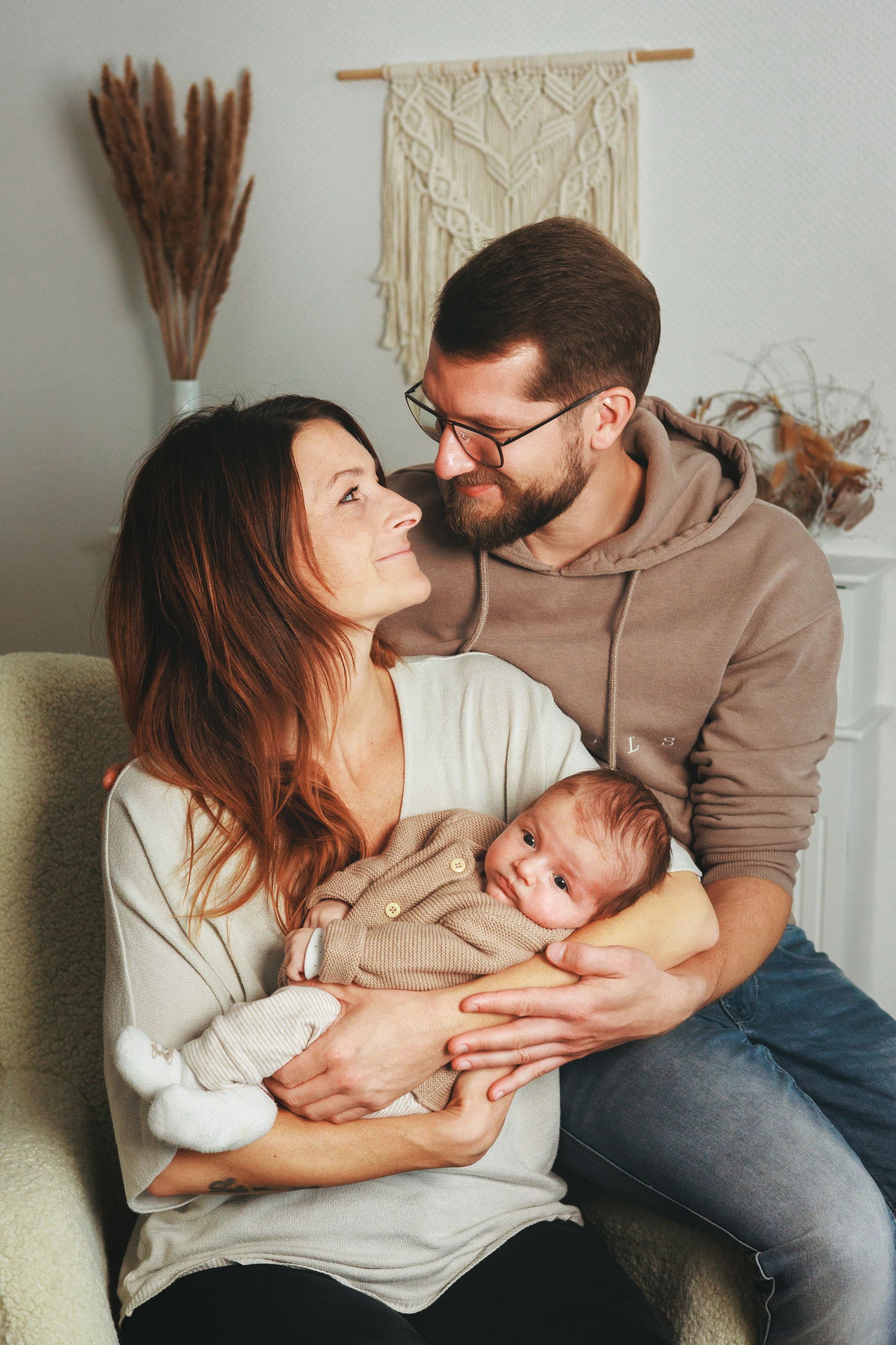 Eltern mit Neugeborenes im Arm