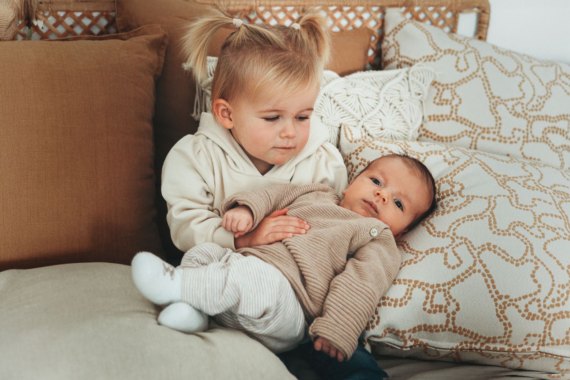 Große Schwester mit Baby