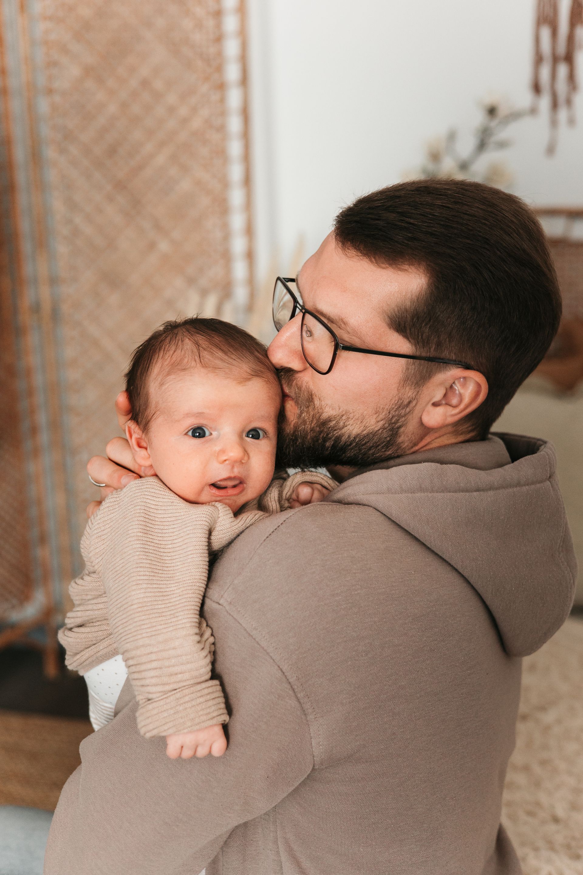 Neugeborenes und Papa