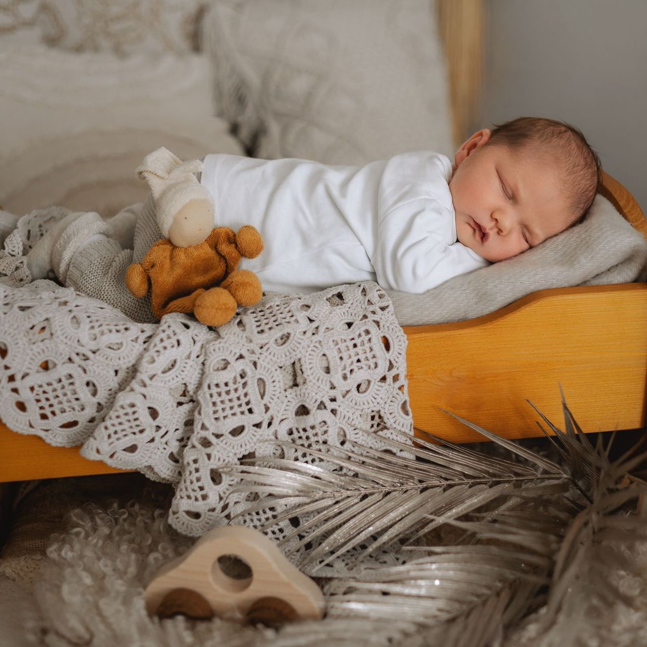 Neugeborenes Baby schlafend im Holzbett