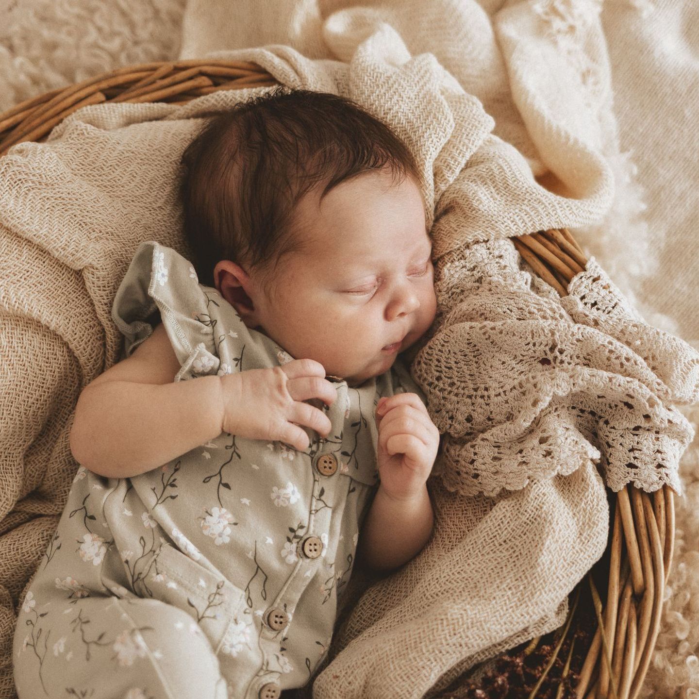 Neugeborenes Baby mit dunklen Haaren schlafend