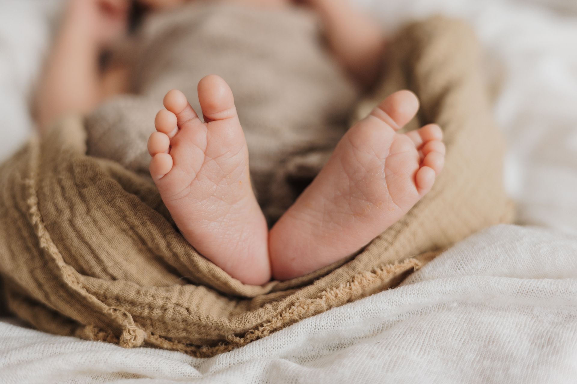 Neugeborenes Baby Füsse